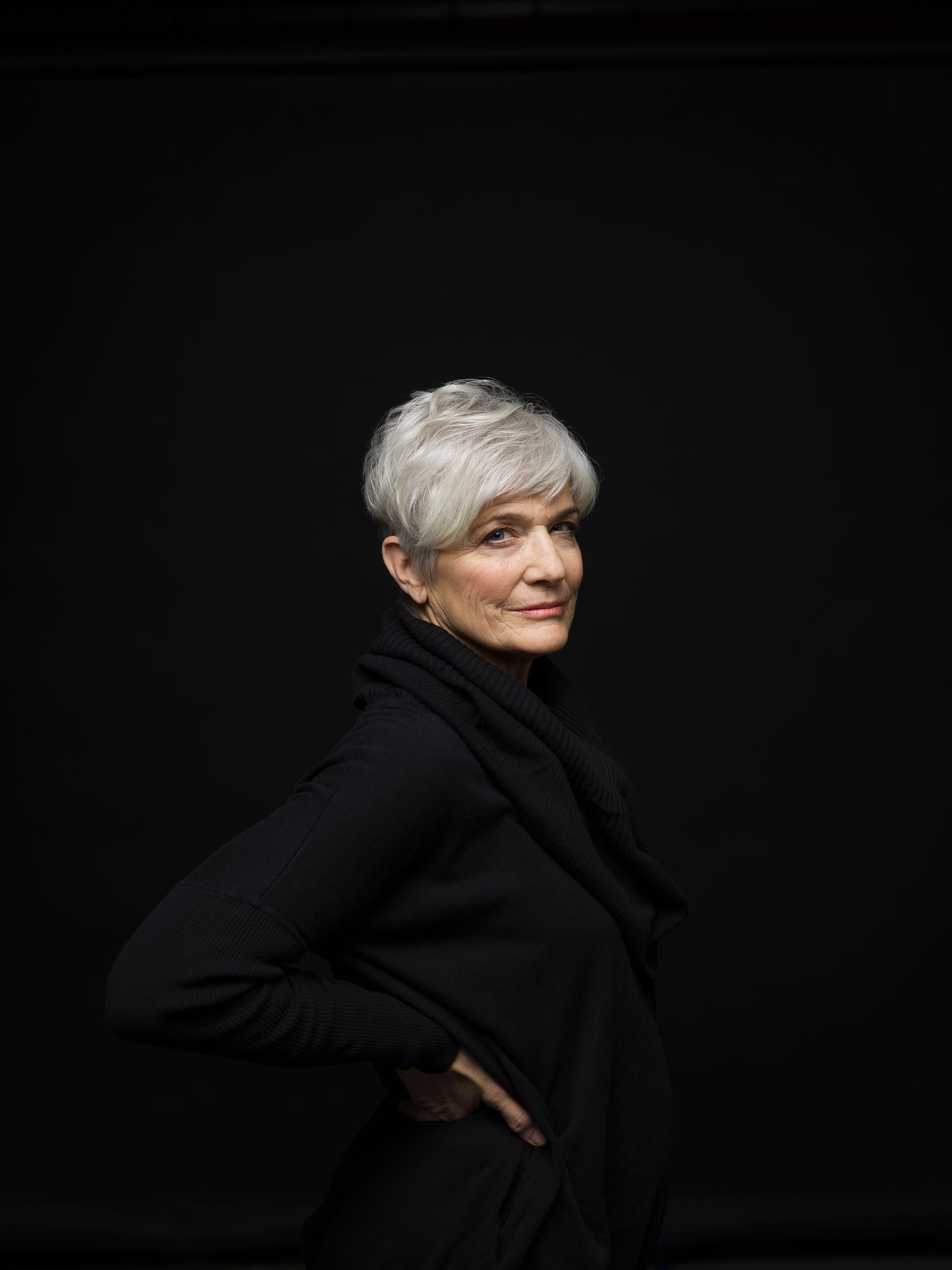 Portrait einer älteren Dame mit weißen haaren.