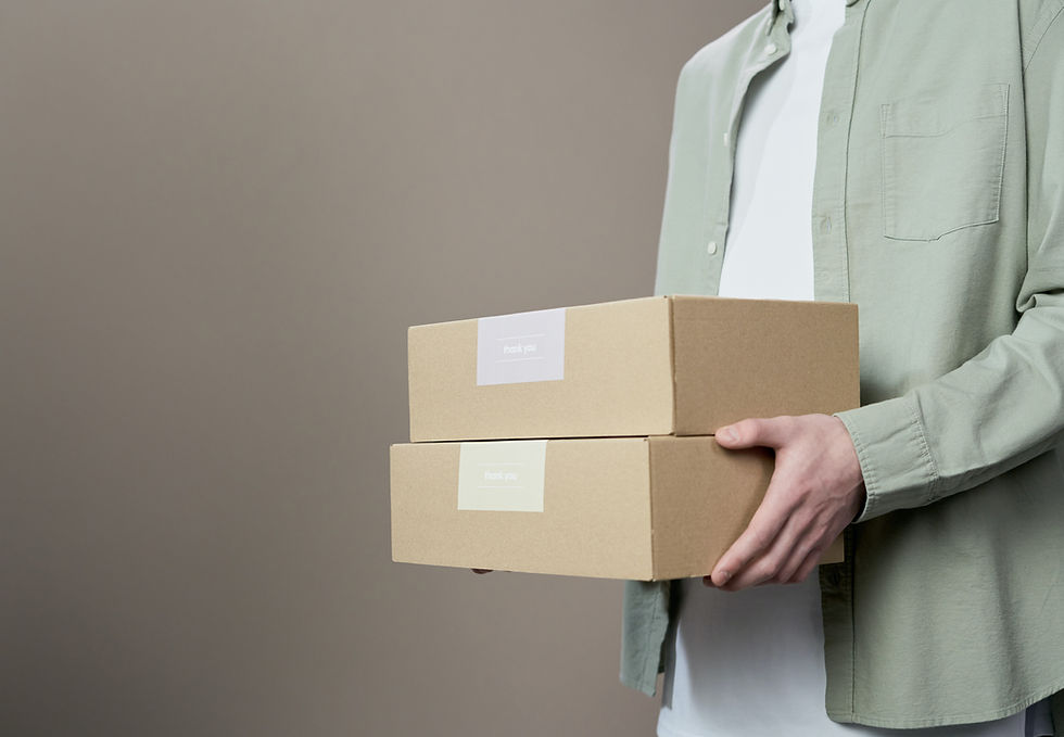 Personne tenant des boîtes