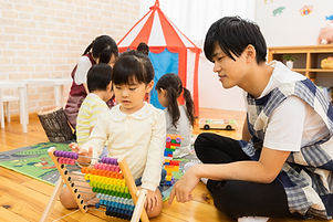 子供と遊ぶ保育士