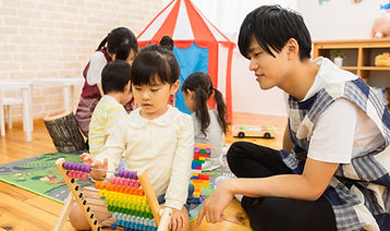 子供と遊ぶ保育士