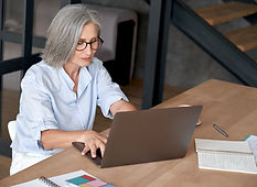 Femme travaillant sur un ordinateur portable depuis son salon connecté