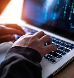 Una persona que trabaja con un ordenador portátil