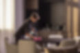 La femme de ménage essuie la table