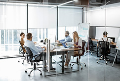 Teamarbeit in einem Büro mit Glastrennwänden