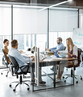 Cam Bölmeli Ofiste Çalışan Ekip