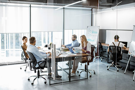 Teamarbeit in einem Büro mit Glastrennwänden