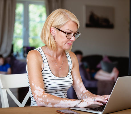 Femme utilisant un ordinateur portable