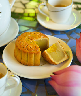 Mid-autumn festival mooncake and tea