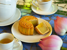 Mid-autumn festival mooncake and tea