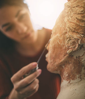 Artiste travaillant dans un atelier