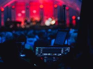 Nouveaux élus et organisateurs occasionnels : engager un groupe de musique légalement (et sans stress)