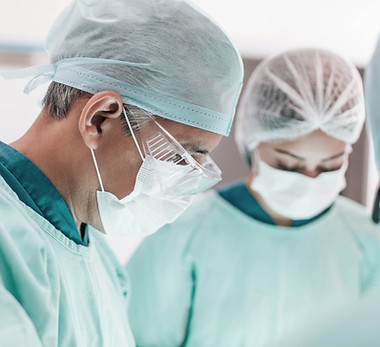 Cirujanos que realizan operaciones