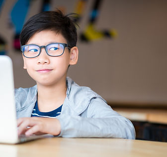 タブレットを使用するスクールボーイ