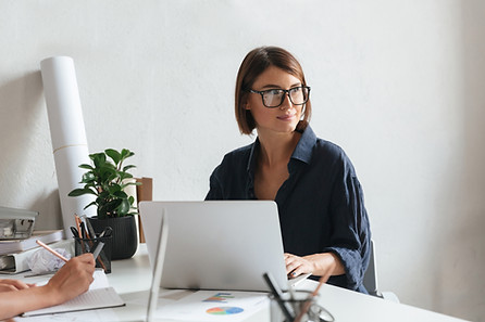 Mujer de negocios, con, computador portatil