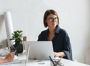 Kvinne ved skrivebordet