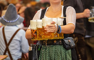 Kellnerin mit Bier