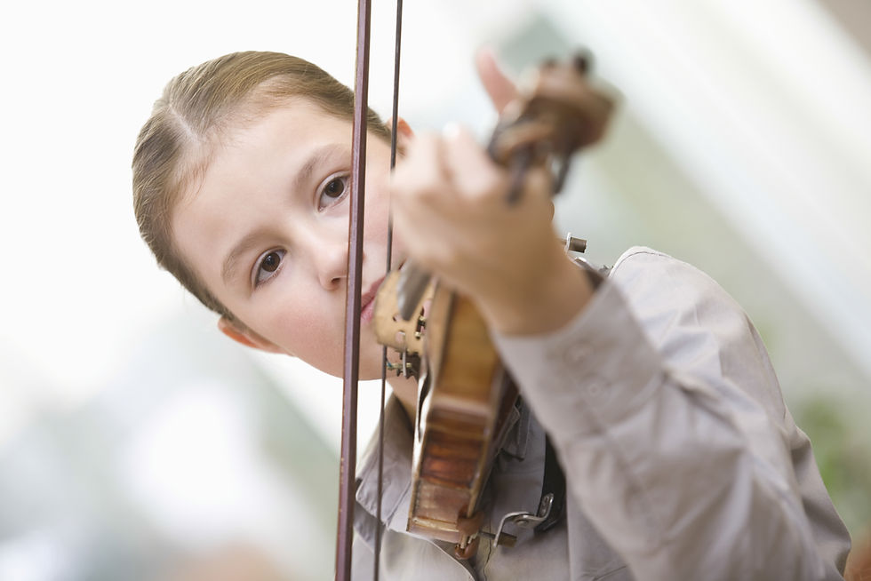 Bambina che suona il violino