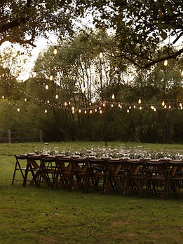 Einrichtung des Abendessens im Freien