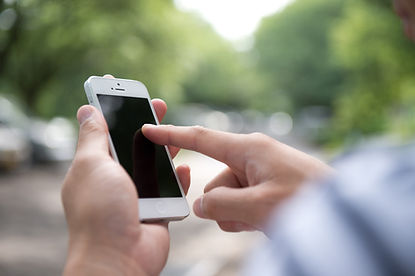 スマートフォンを使う男性の手元