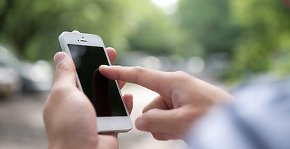 スマートフォンを使う男性の手元