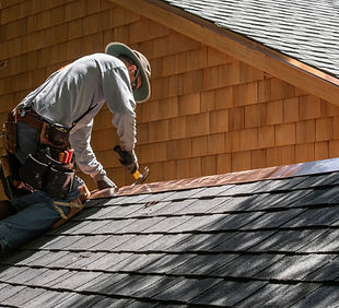 Ouvrier couvreur en extérieur