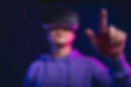 Une personne utilisant un appareil portable VR