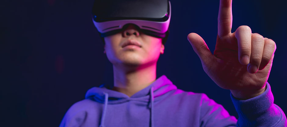 Eine Person, die ein tragbares VR-Gerät verwendet