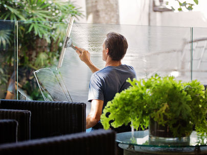 Fensterputzen im Frühling