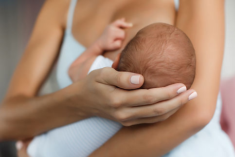 Mutter stillt neugeborenes Baby