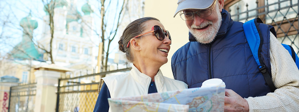 Turisti anziani in esplorazione