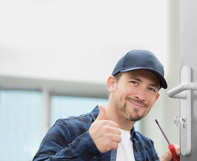 Mann repariert Schloss