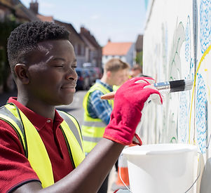 Homme peignant un mur