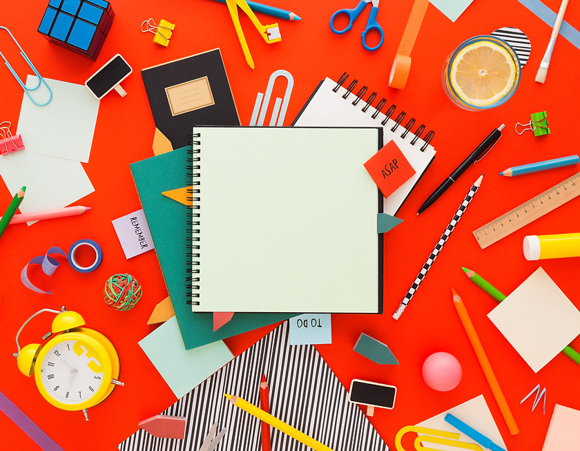 文房具の散らばった楽しそうな画像