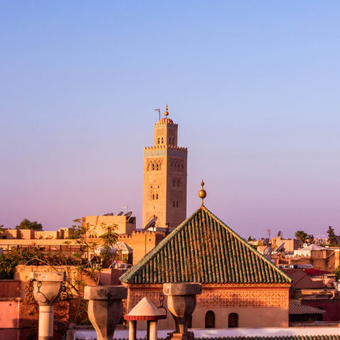 Koutoubia-Moschee mit Dächern von anderen Häusern.