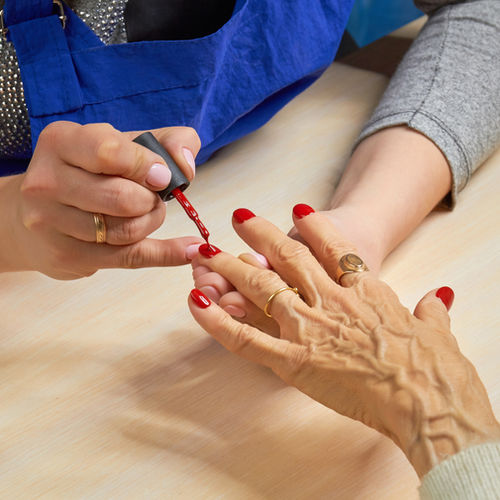 Nagellack auftragen
