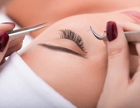 Anbringen falscher Wimpern in einem Friseursalon
