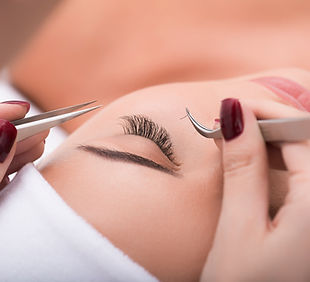 Anbringen falscher Wimpern in einem Friseursalon