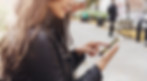Femme sur son téléphone intelligent