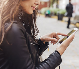 彼女のスマートフォン上の女性