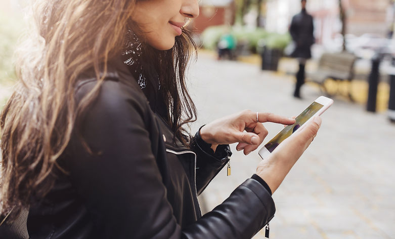 彼女のスマートフォン上の女性