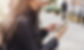 Frau die mit KI auf Smartphone spricht