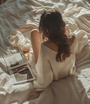 Femme se relaxant sur un lit