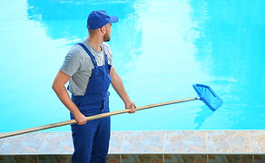 Travaux de nettoyage de piscine