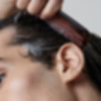 Haarpflege mit Kamm Nahaufnahme