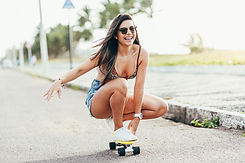 Fille sur un Penny Board