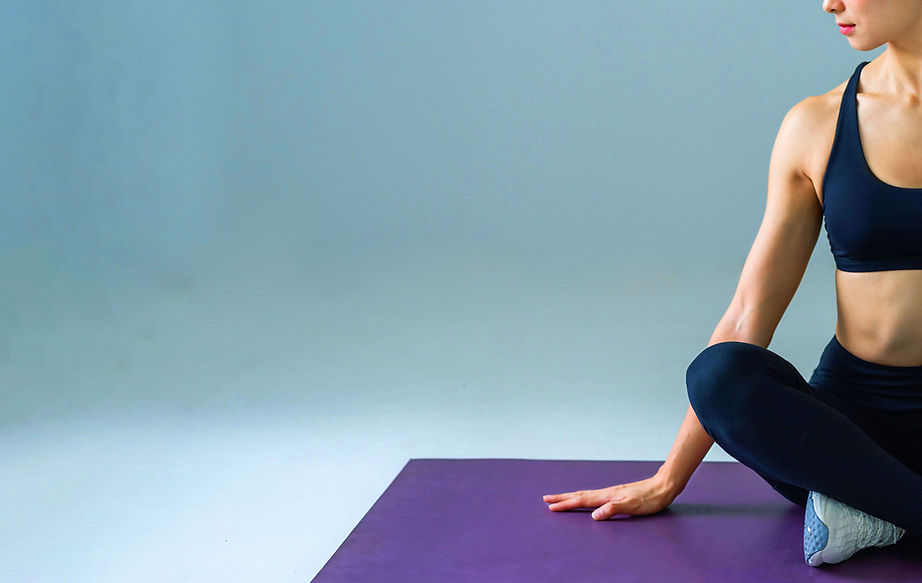 Mulher sobre tapete de yoga