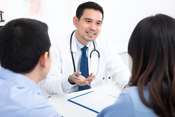Médecin de sexe masculin donnant des conseils