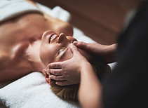 Femme vivant un massage postnatal