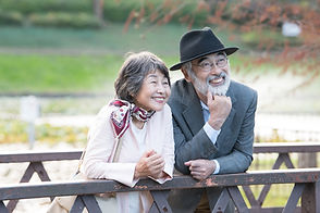旅行するシニア夫婦