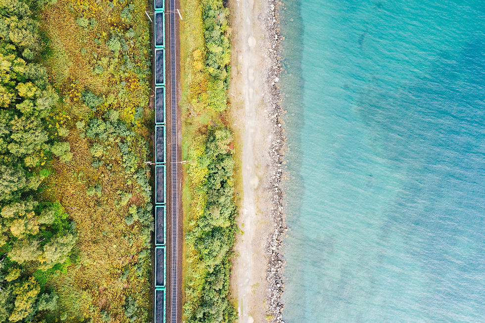 Chemin de fer au bord de la mer